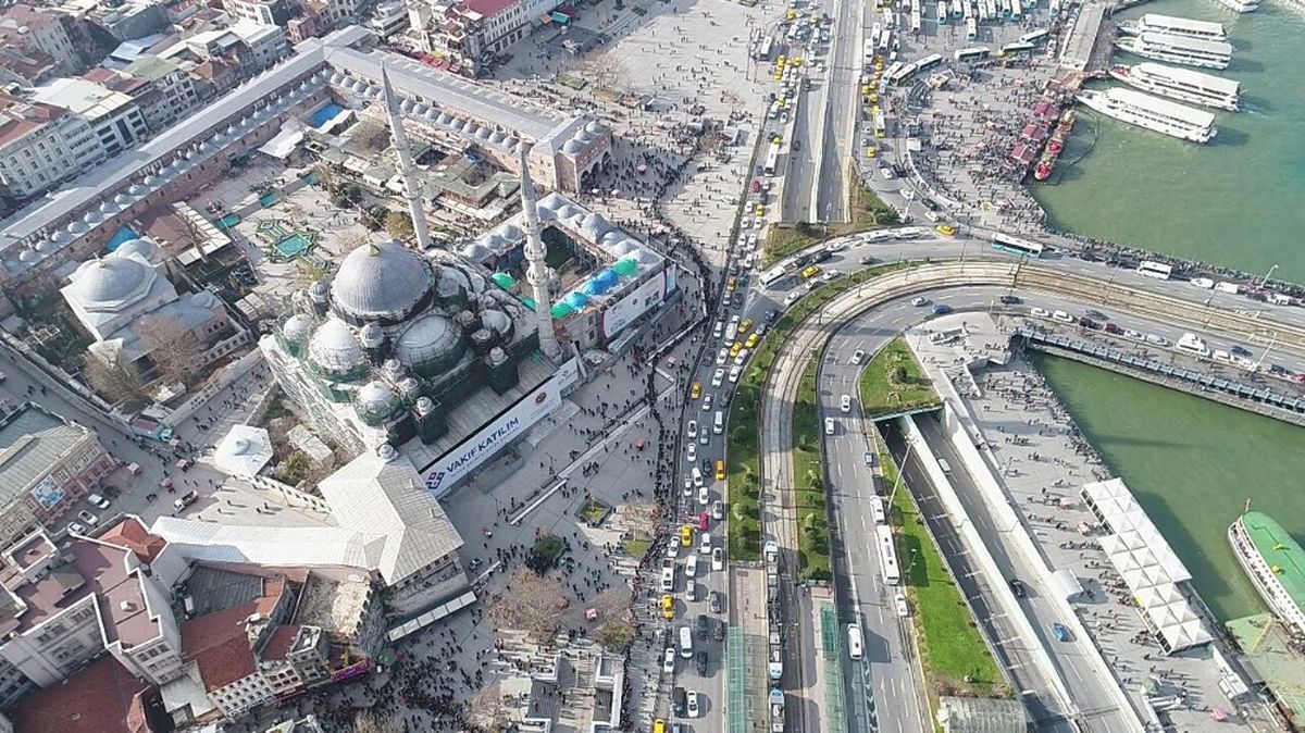 Galata Köprüsü\'ne Kadar Uzanan 61 Milyonluk Kuyruk