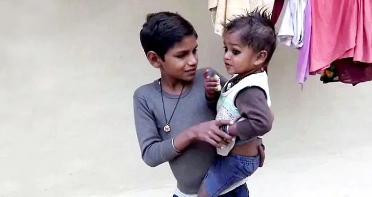 Hindistan\'da 3 Yaşındaki Çocuğa Kuyruğu Var Diye Tapıyorlar