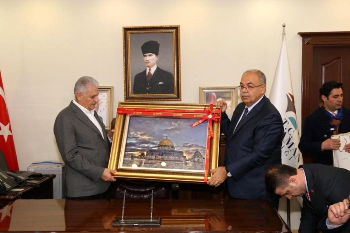 Hüsrev Kutlu, Başbakan Yıldırım\'a Mescid- Aksa Tablosu Hediye Etti