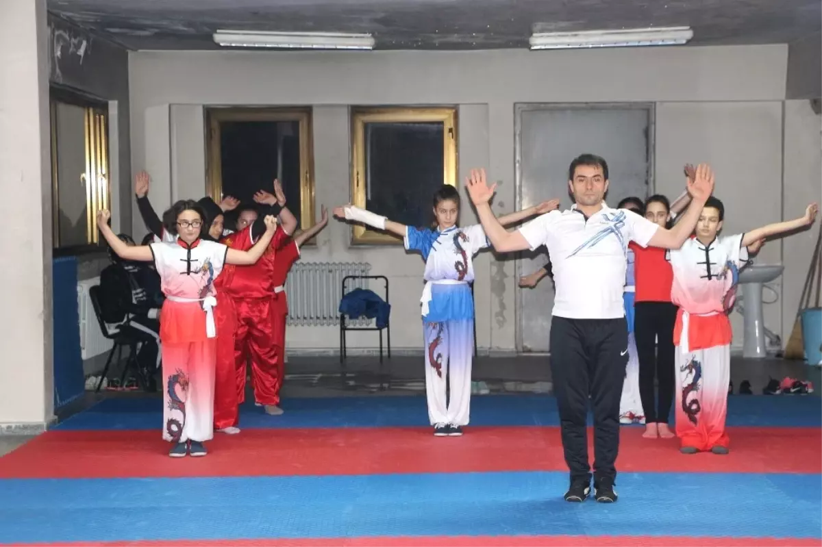 İç Savaştan Kaçtıkları Türkiye\'de Wushu Taoli Sporunu Öğretiyorlar