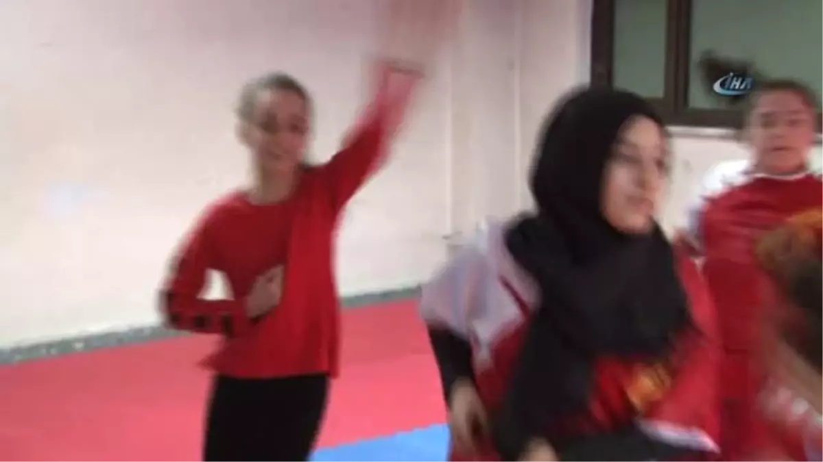 İç Savaştan Kaçtıkları Türkiye\'de Wushu Taoli Sporunu Öğretiyorlar