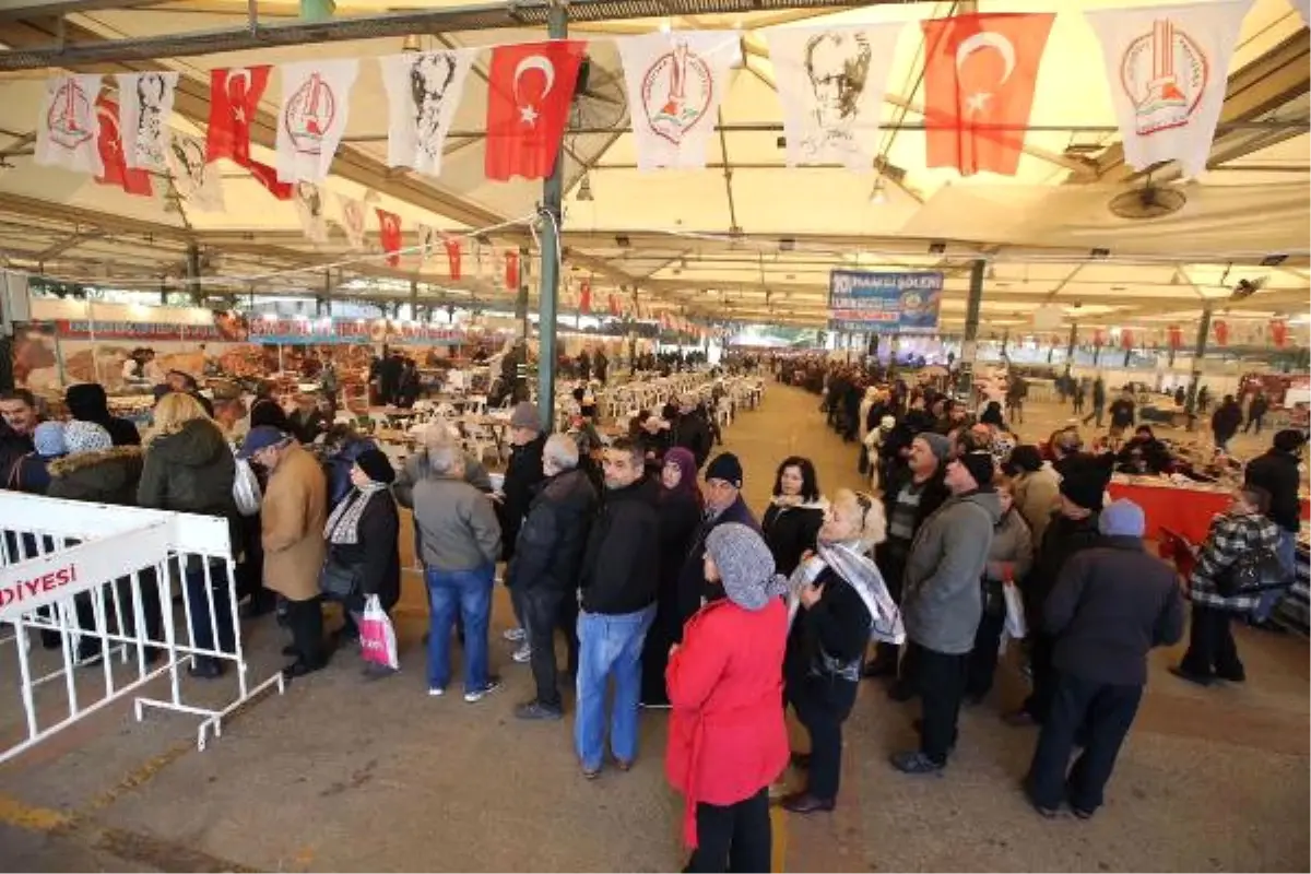 İzmir\'deki Şölende 5 Ton Hamsi Tüketildi