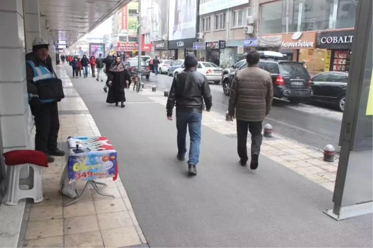 Kayseri\'de Vatandaş Kaymasın Diye Kaldırımlara Halı Serildi