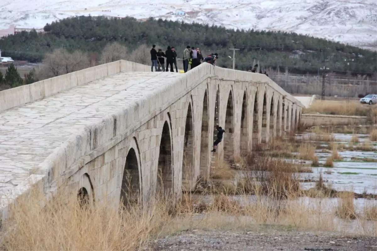 Kızılırmak\'ta Balçığa Saplanan 3 Genç Kurtarıldı