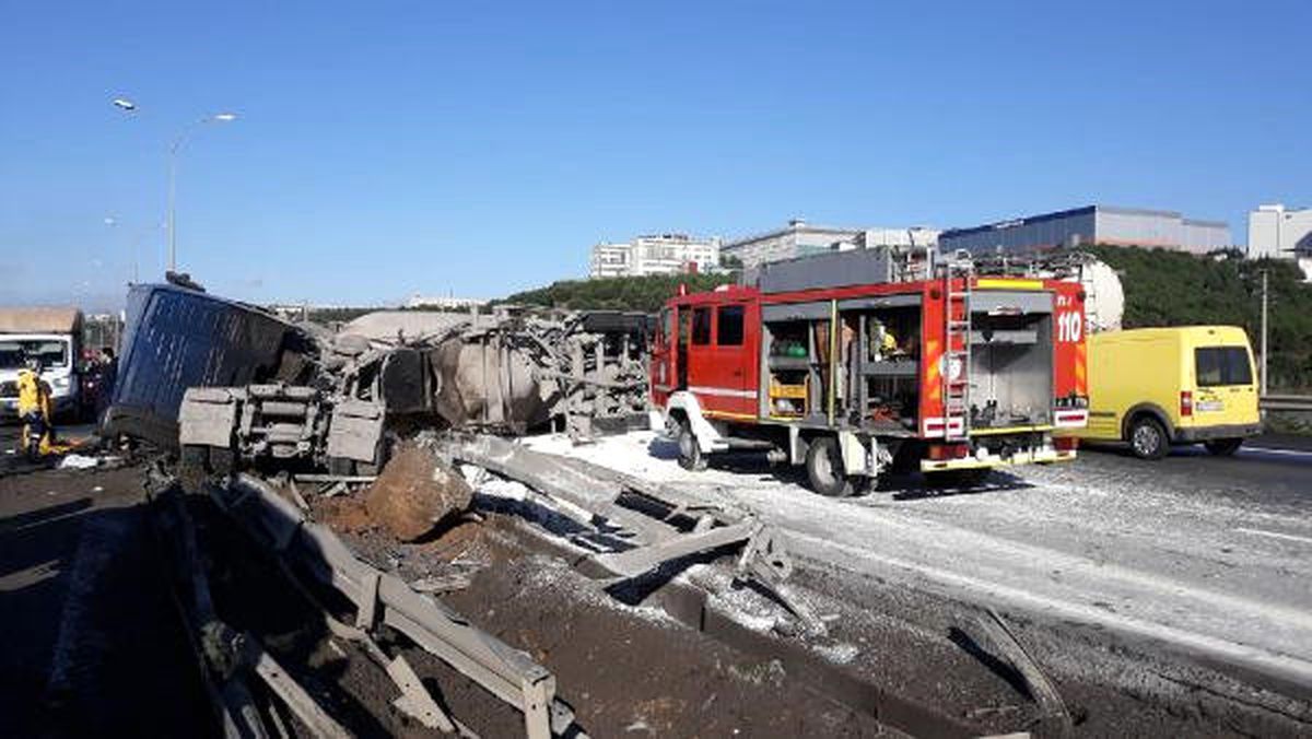 Lastiği Patlayan Kamyon Devrildi, Sürücü Yaralandı