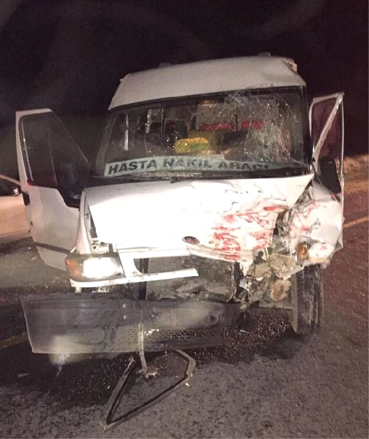 Mardin\'de Diyaliz Hastalarını Taşıyan Minibüs ile İş Makinesi Çarpıştı: 1 Ölü 3 Yaralı
