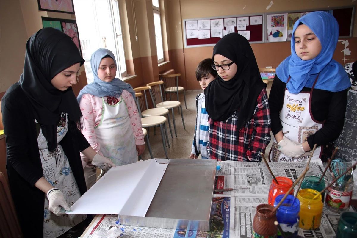 Öğrenciler Ebru Sanatı ve Kara Kalem Resim Çalışması Öğreniyor