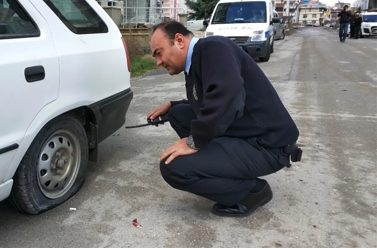 Park Halindeki Araçların Lastiklerini Kestiler