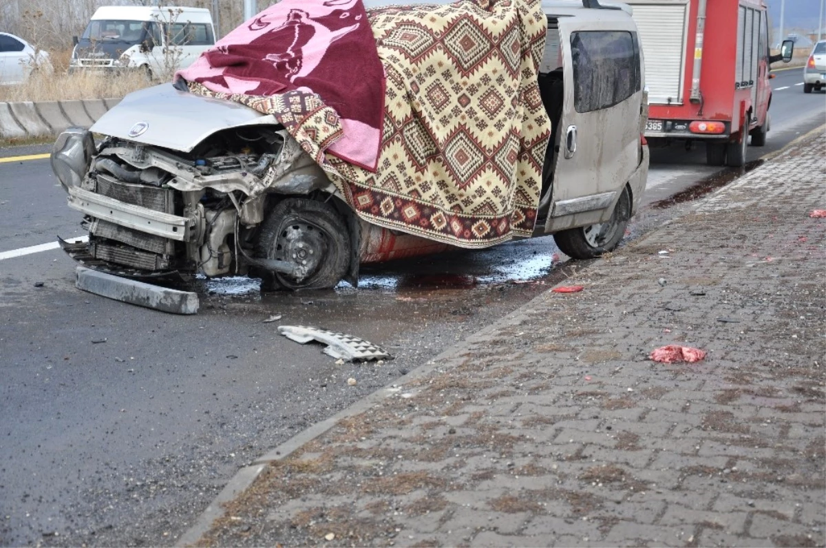 Patnos\'ta Trafik Kazası: 1 Ölü, 1 Yaralı