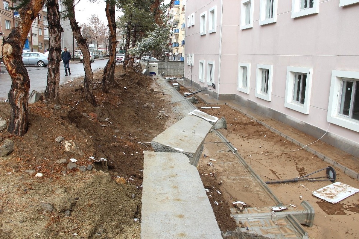 Sağlık Merkezinin Bahçe Duvarı Yoğun Yağışa Dayanamadı