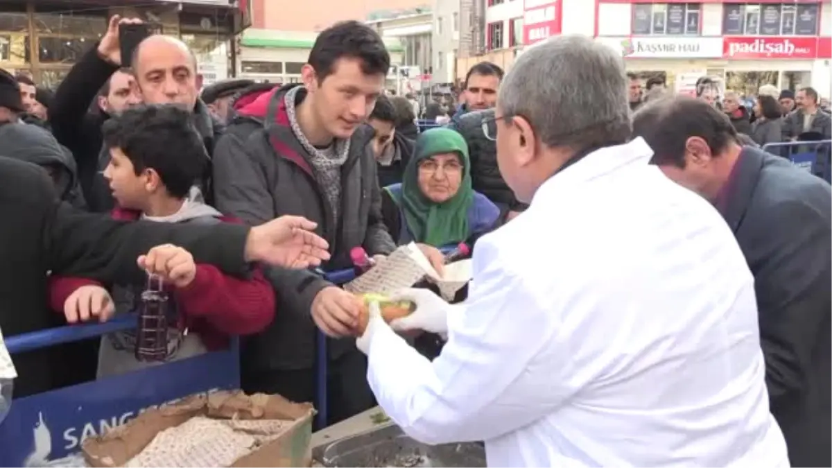 Sancaktepe\'de Vatandaşlara 10 Ton Hamsi İkram Edildi