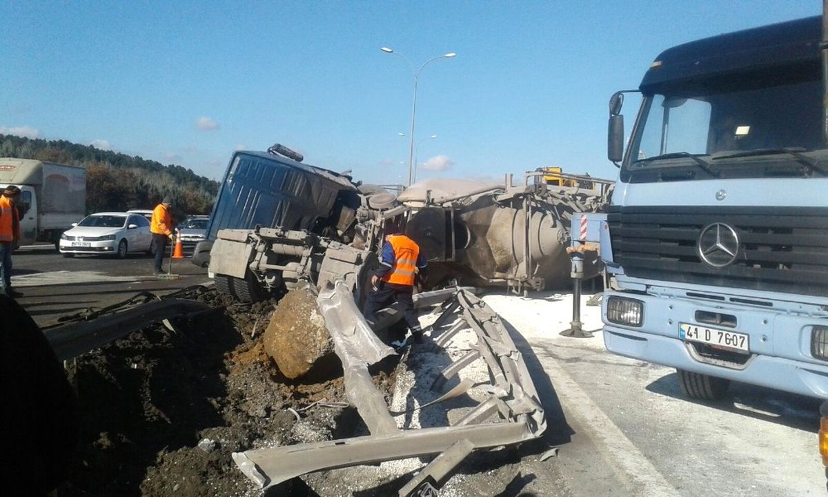 Tem\'de Devrilen Tır Yolu Trafiğe Kapattı