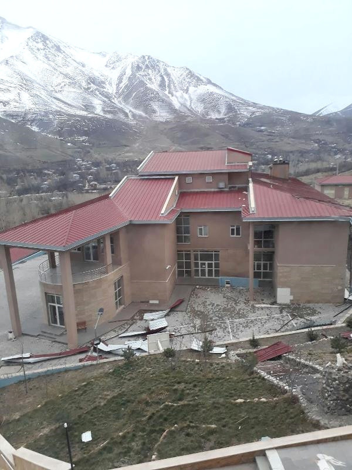 Van\'da Fırtına Yurt Binasının Çatısını Uçurdu