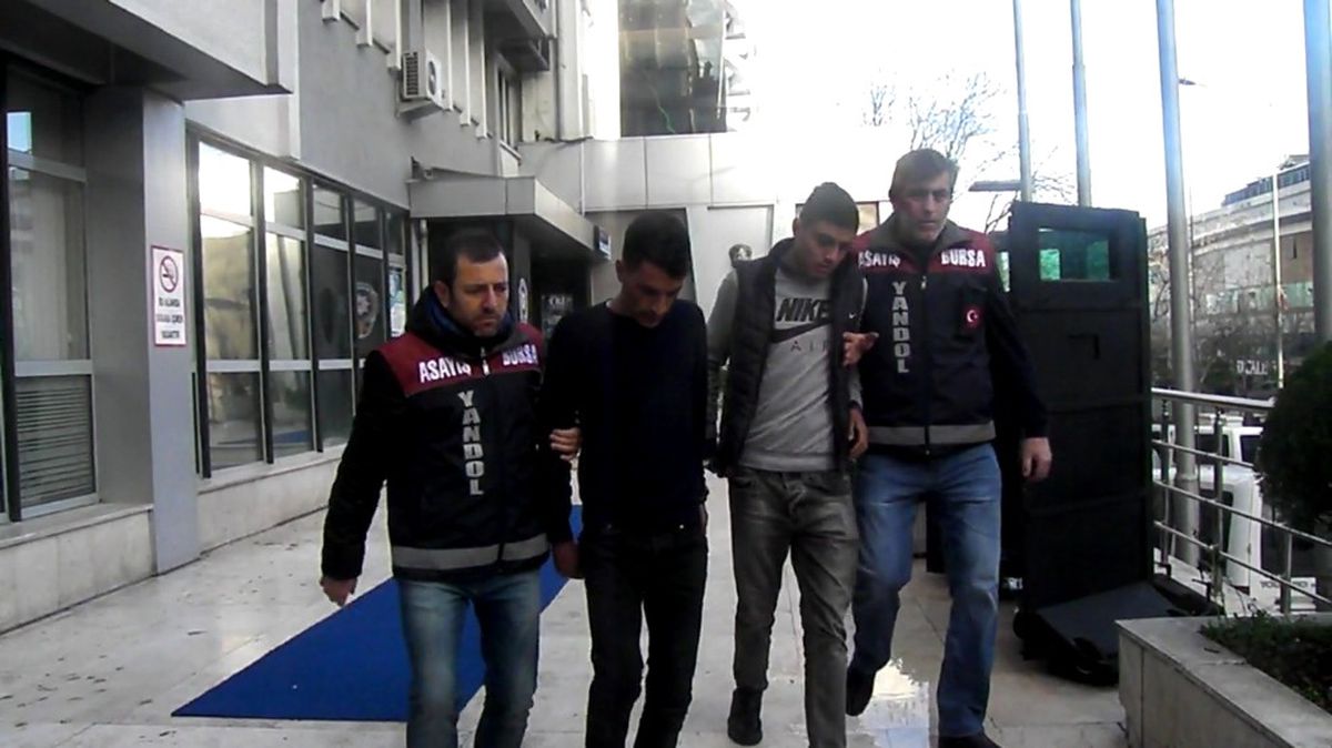Yaşlı Kadına Evini Sattırmaya Çalışan Sahte Polisler Yakalandı