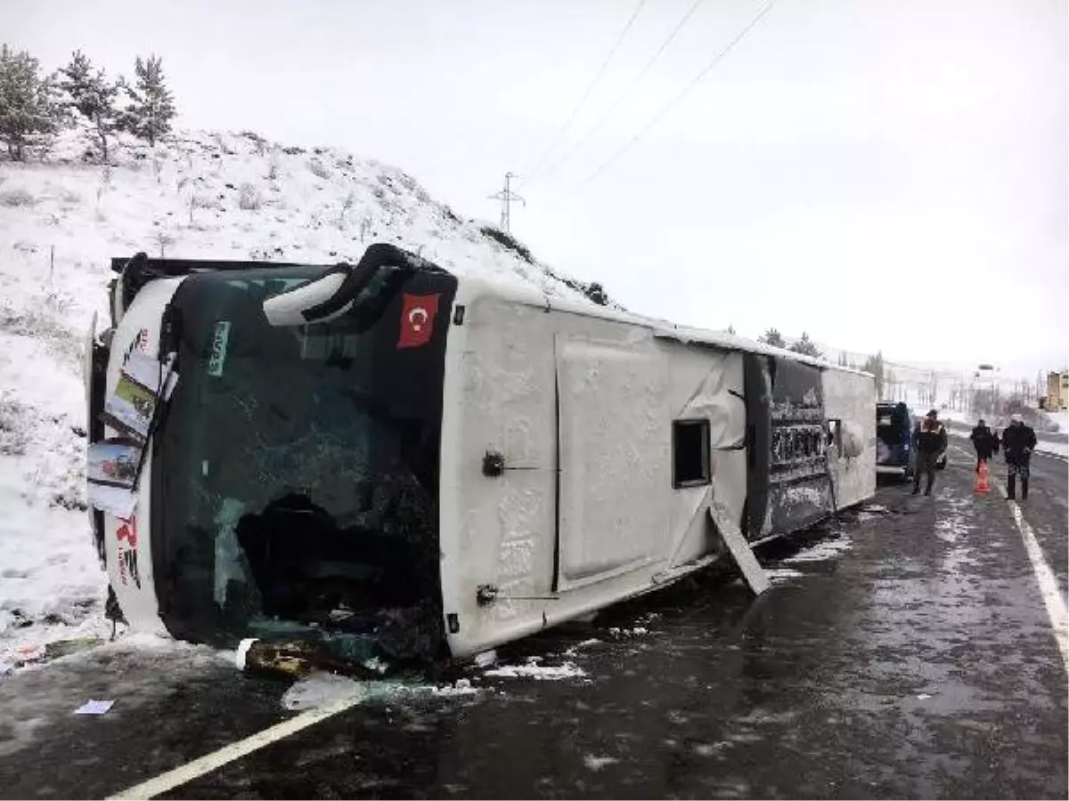 Yozgat\'ta Yolcu Otobüsü Devrildi: 1 Ölü, 20 Yaralı