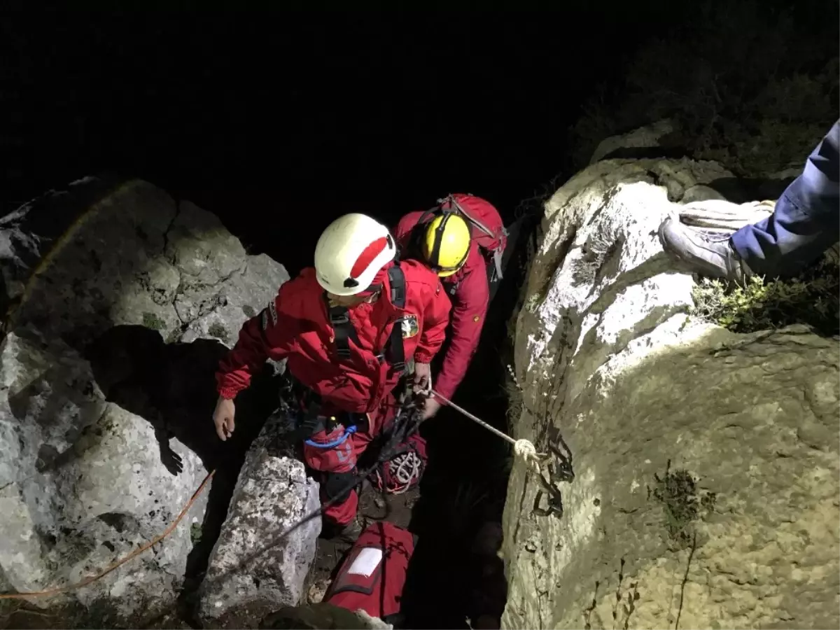 250 Metrelik Uçurumda Mahsur Kalan Dağcı, Akut ve Afad Ekiplerince Kurtarıldı