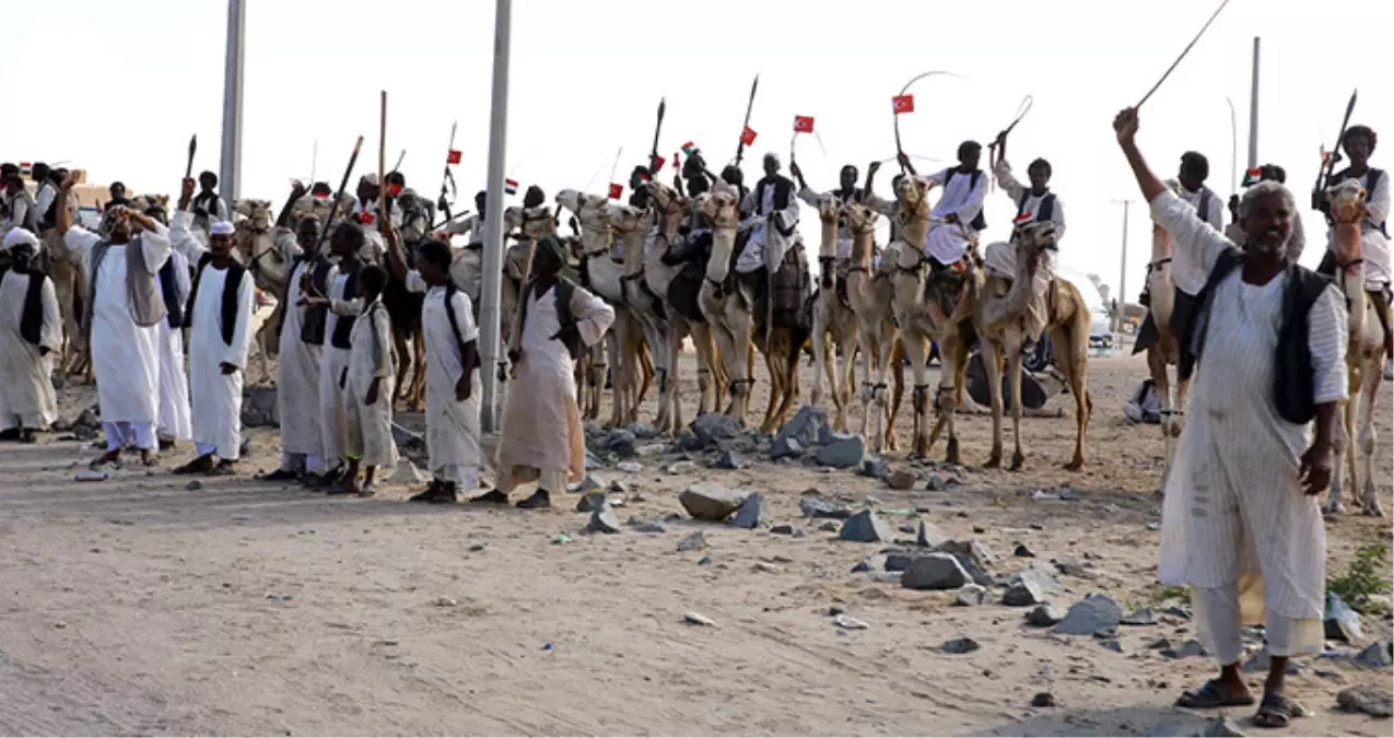 Erdoğan\'ı, Sevakin Adası\'nda Develer ve Kılıçlı Yerliler Karşıladı