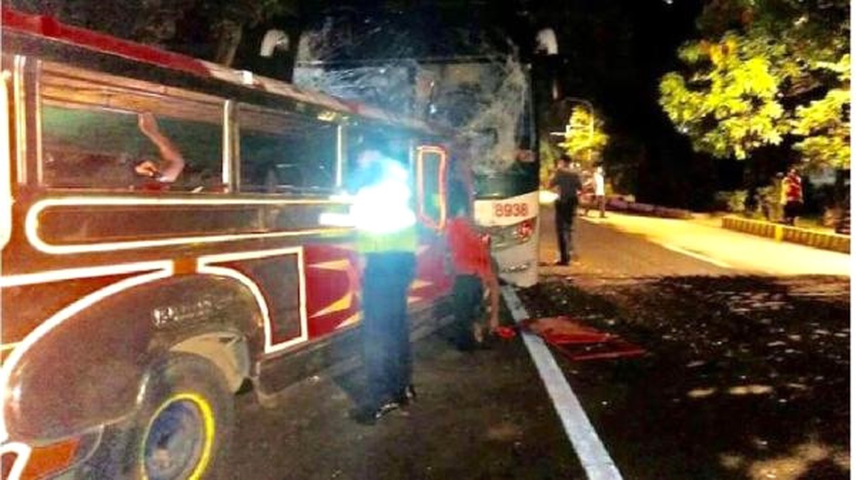 Filipinler\'deki Otobüs Kazasında Aynı Aileden 20 Kişi Öldü