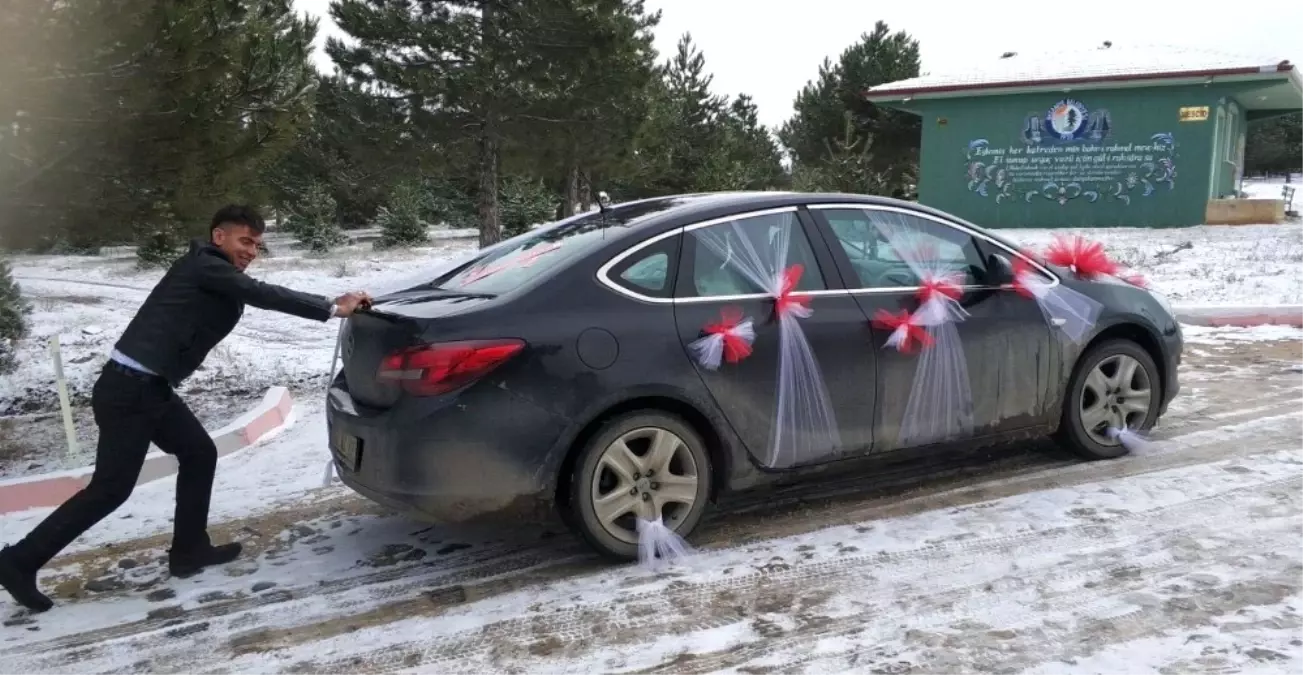 Kar Nedeniyle Yolda Kalan Gelin Arabasını Damat İtekledi