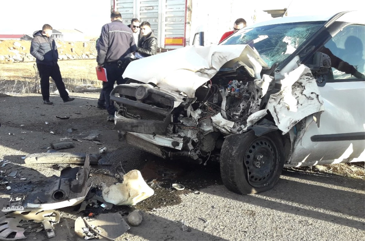 Kars\'ta Trafik Kazası: 5 Yaralı
