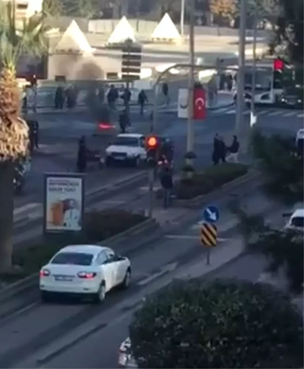 Kendini Ateşe Veren Vatandaşa Yangın Söndürme Tüpüyle Müdahale