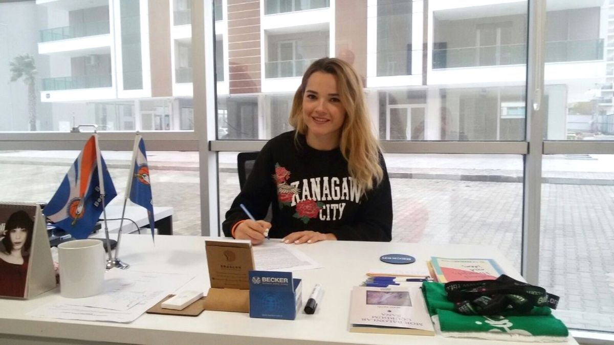 Lara Yavaş Bornova Becker\'e İmza Attı