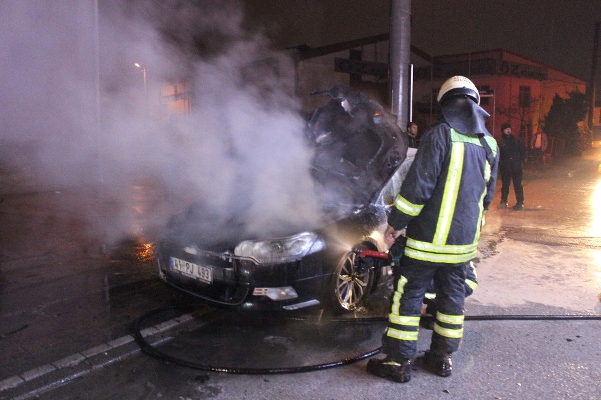 Motoru Yanan Otomobili İtfaiye Ekipleri Söndürdü