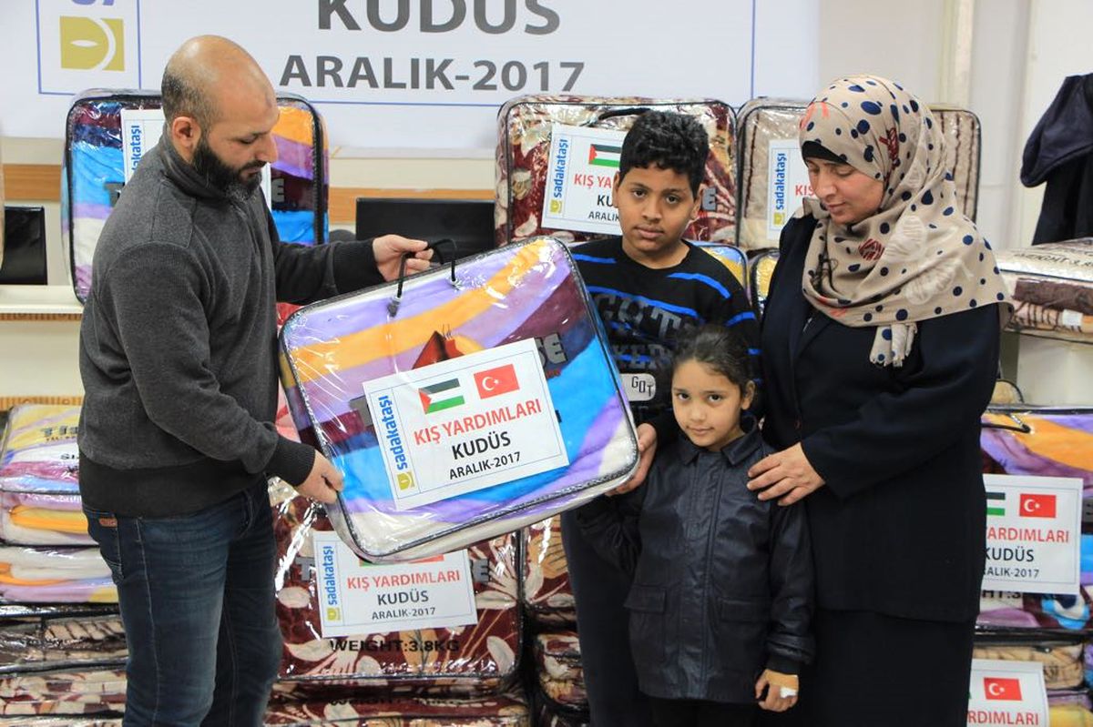 Sadakataşı\'ndan Kudüs\'e Kışlık Battaniye Dağıtımı