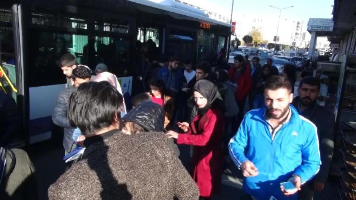 Şanlıurfa\'da Gaz Pedalı Takılan Otobüs, 9 Araca Çarparak Durdu