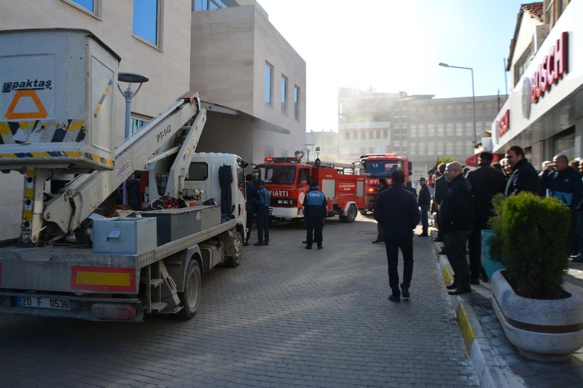 Söke Belediyesi\'nde Yangın Paniği Yaşandı