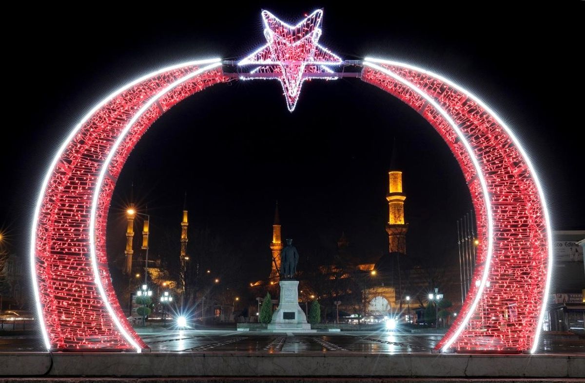 2018\'e Özel Ay-yıldızlı Işıklandırma