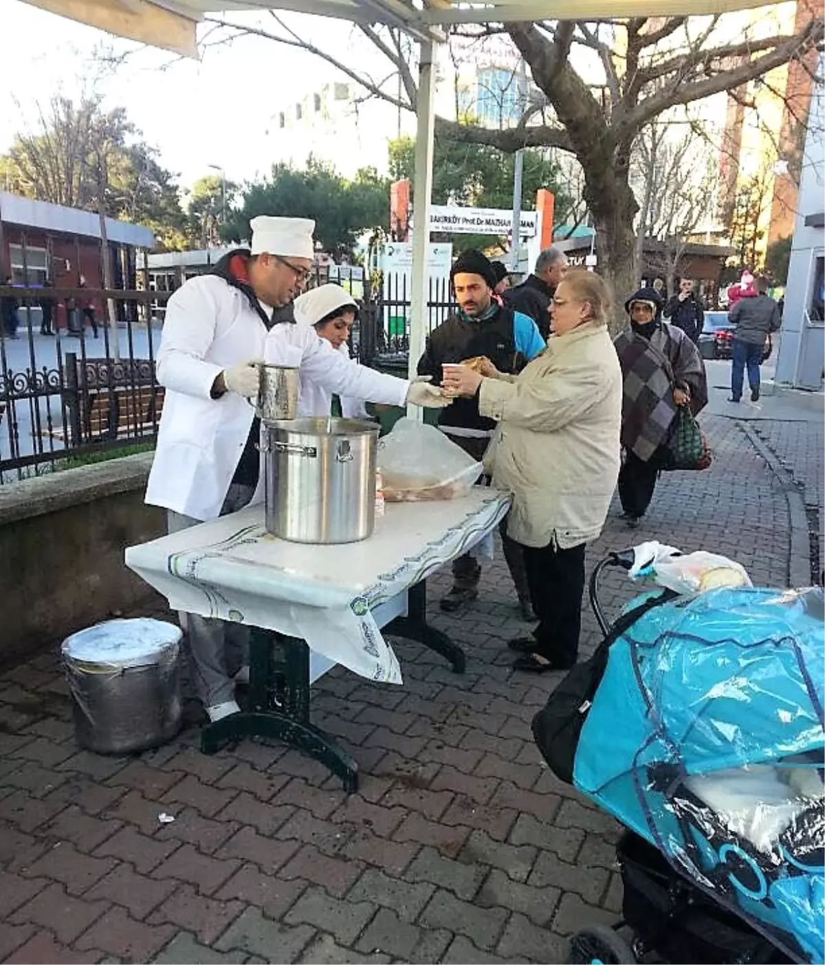 Bakırköy\'de Hastane Önünde Sıcak Çorba