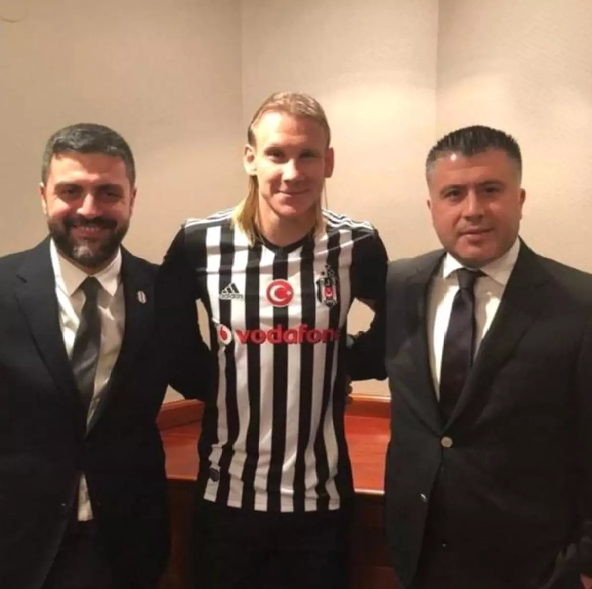 Beşiktaş, Vida\'yı Bildirdi