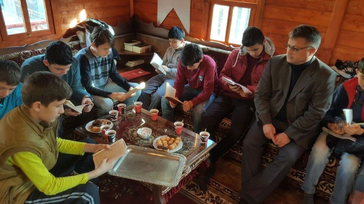 Fatsalı Gençler Kitap Okuyor