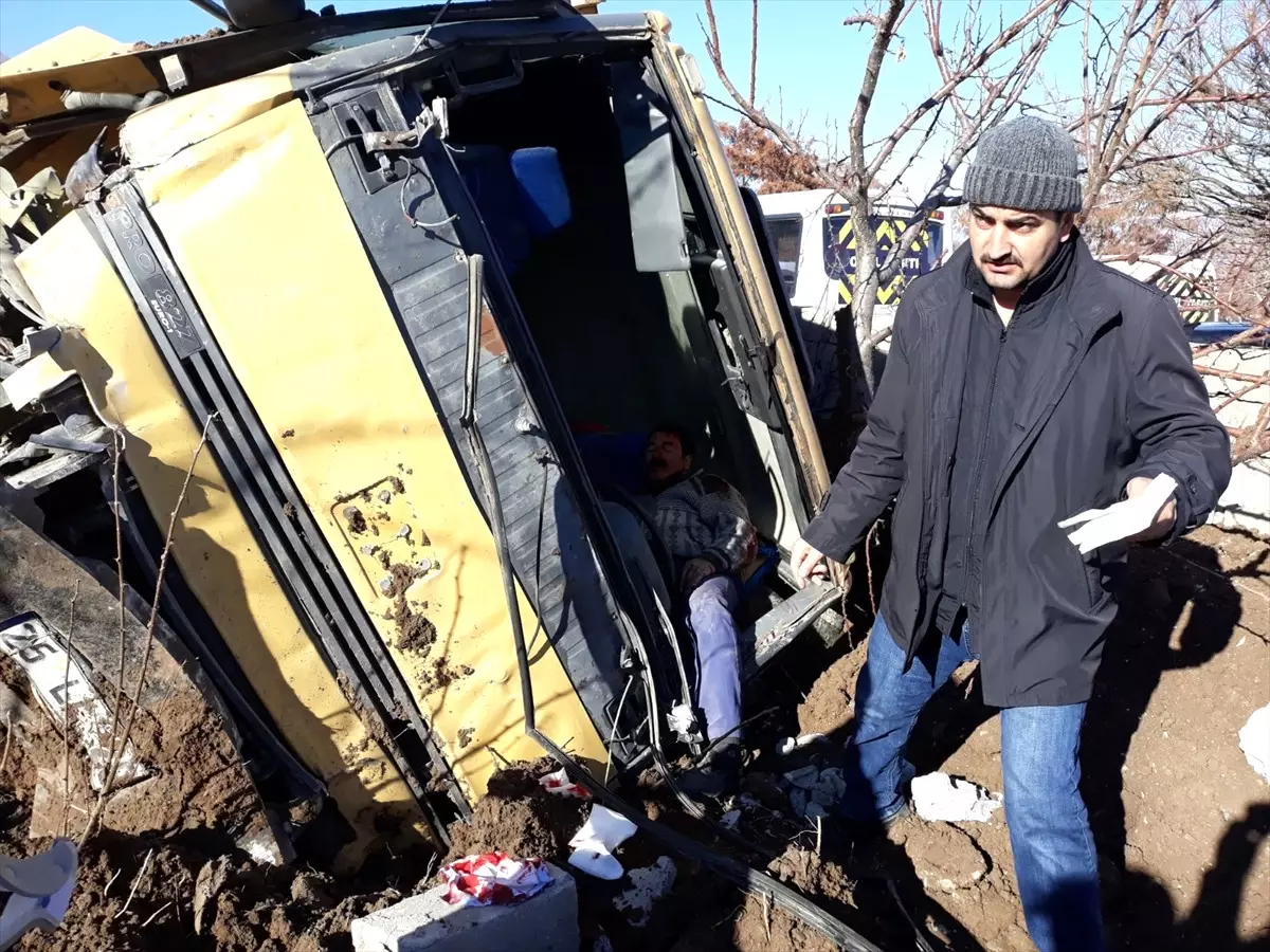 Freni Boşalan Kamyon Evin Bahçesine Girdi