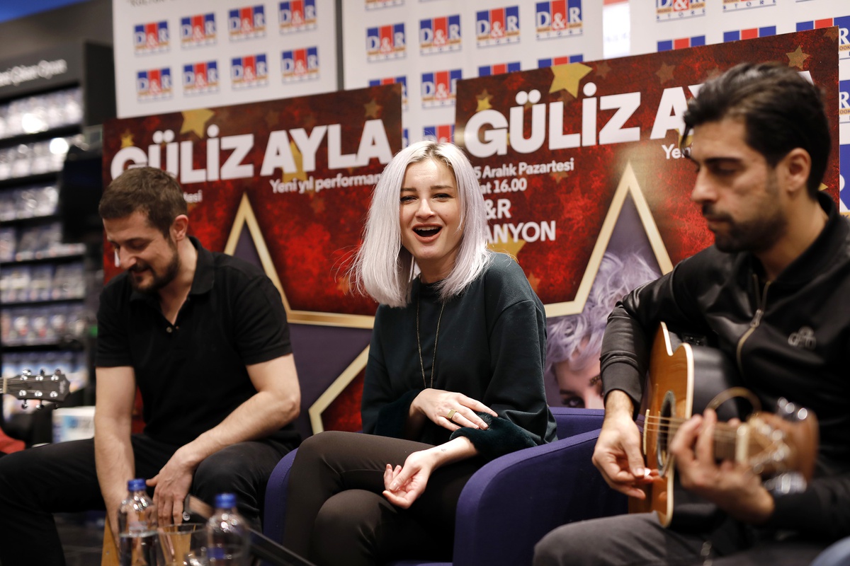 Güliz Ayla Şarkılarını Yeni Yıl İçin Söyledi
