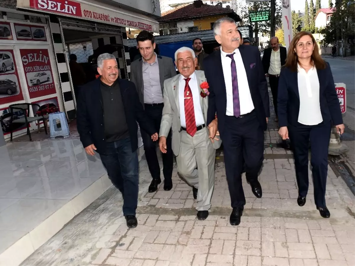 Karalar: "İnsanlara Sırtımızı Dönerek Kendimizi Makam Odasına Hapsedemeyiz"