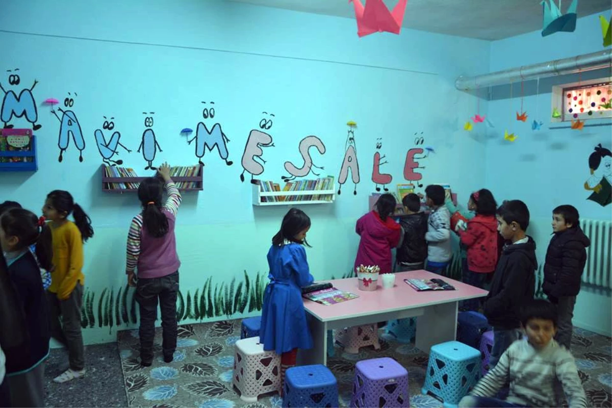 Öğrenciler, Kasaba Okuluna Kütüphane Kurdu