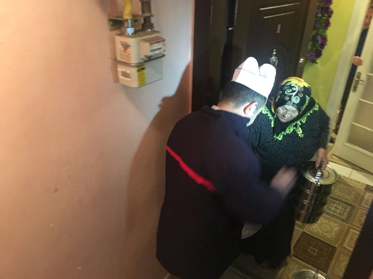 AŞ Evinde Pişiyor, İhtiyaç Sahibi Ailelerin Sofrasına Gidiyor
