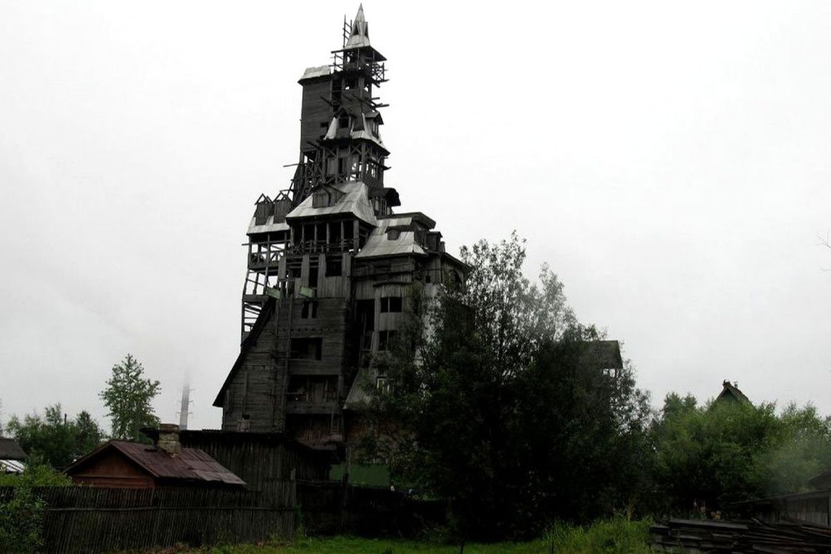 Rusya\'da Korkutucu Bir Kale: Sutyagin House
