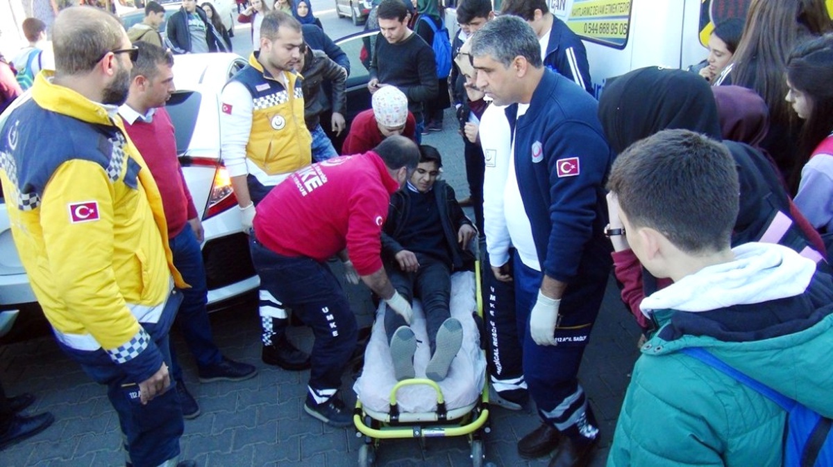 Şanlıurfa\'da Elektrikli Bisiklet Kazası: 1\'i Öğrenci, 2 Yaralı