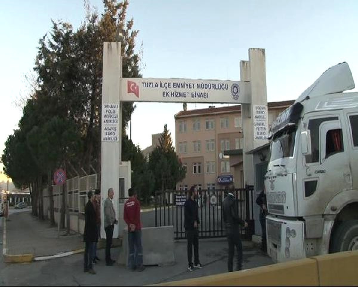 Tuzla\'da Panik Yaratan Koku: Polis Merkezinin Bahçesine Getirilen Vidanjörler İnceleniyor