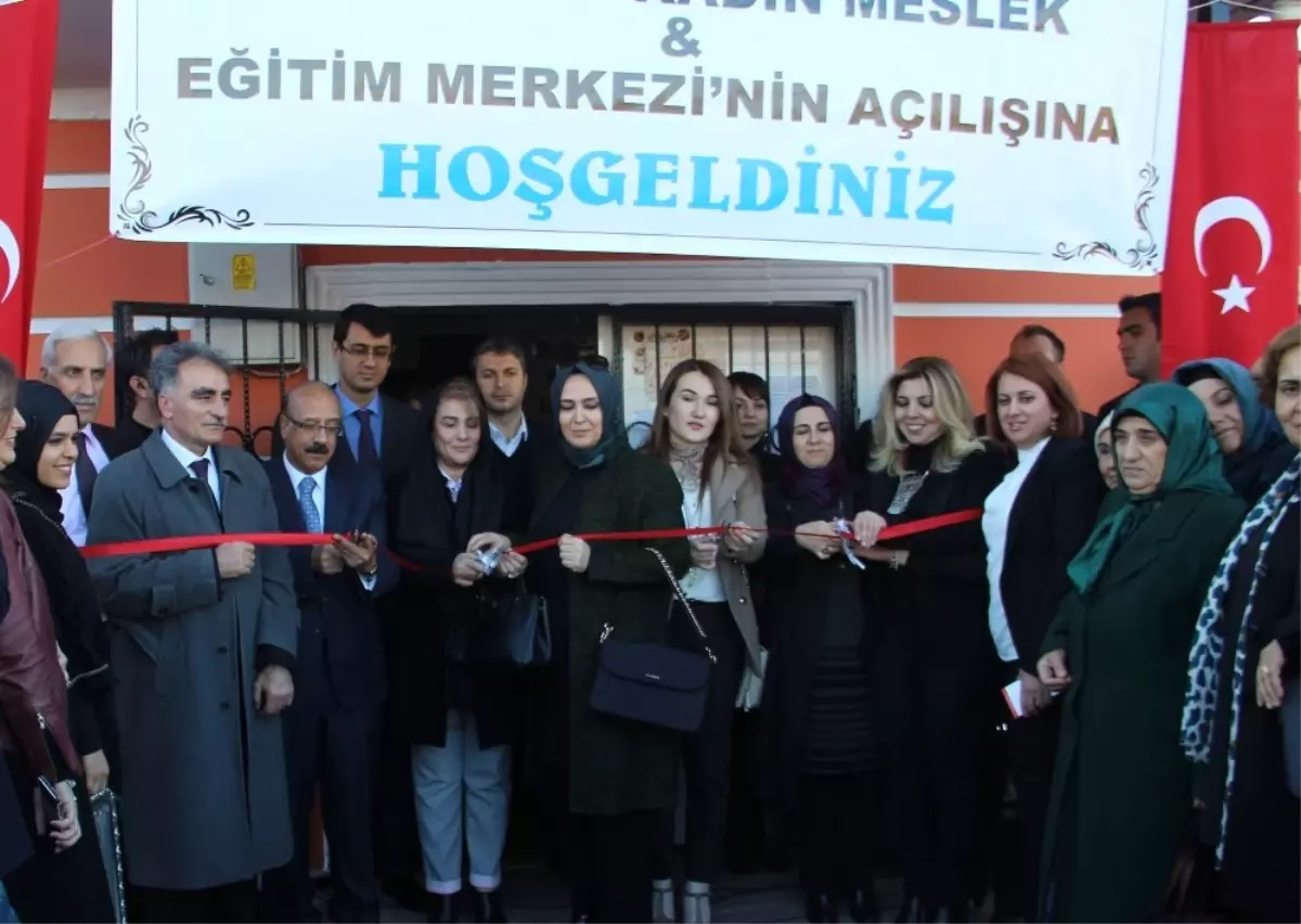 Yenişehir Belediyesi Kadın Meslek ve Eğitim Merkezi Açtı