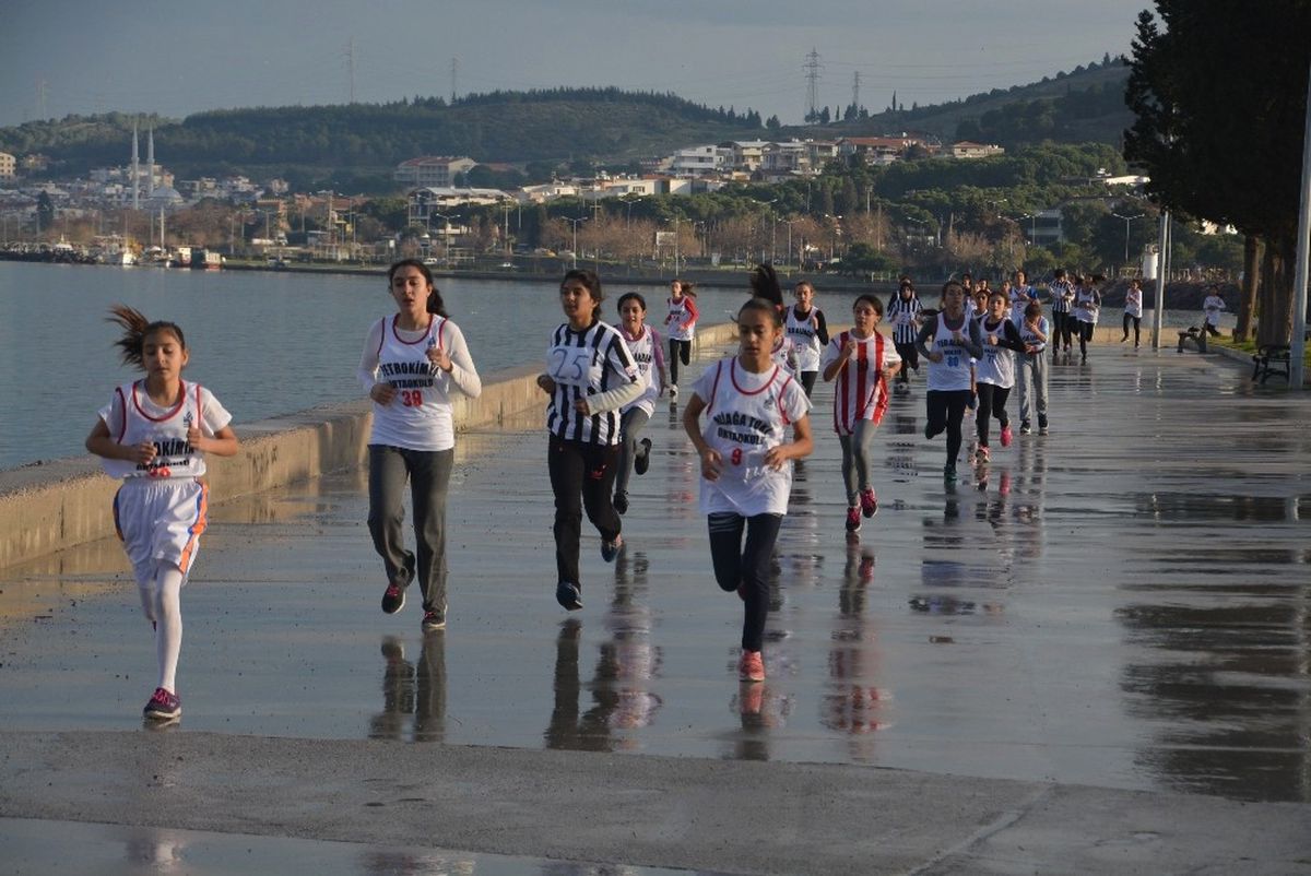 Aliağa\'da Atatürk İçin Koştular