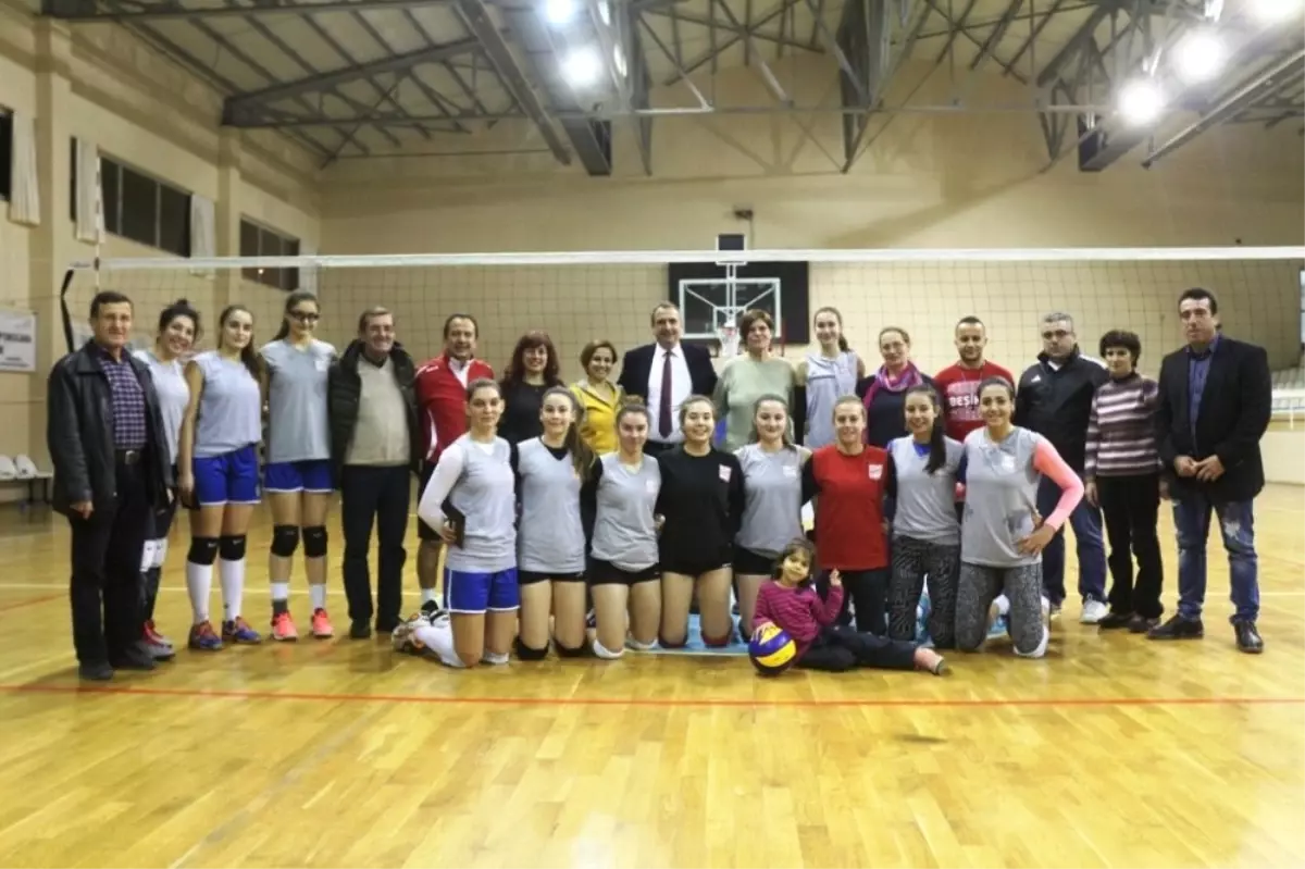 Başkan Gençer\'den Başarılı Voleybolculara Yılbaşı Morali