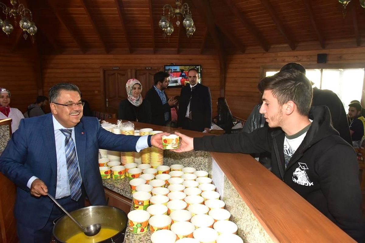 Başkan Yağcı\'dan Öğrencilere Çorba İkramı