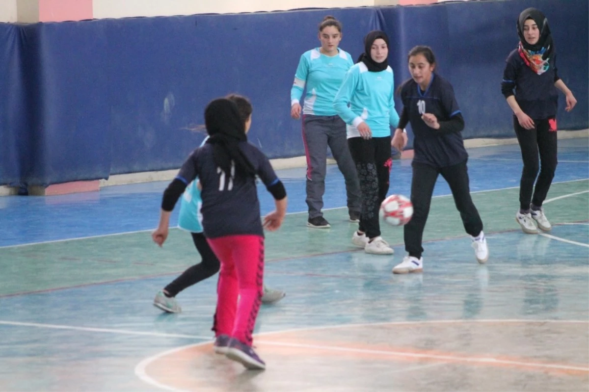 Bayburt\'ta İlk Kez Kızlar Futsal Turnuvası