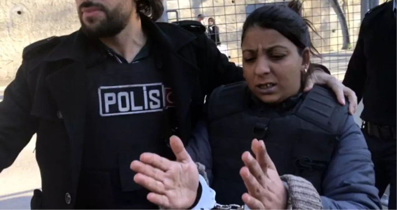 Kocasını 35 Kez Bıçaklayıp Öldürdü, Sonra Polisi Arayıp Teslim Oldu