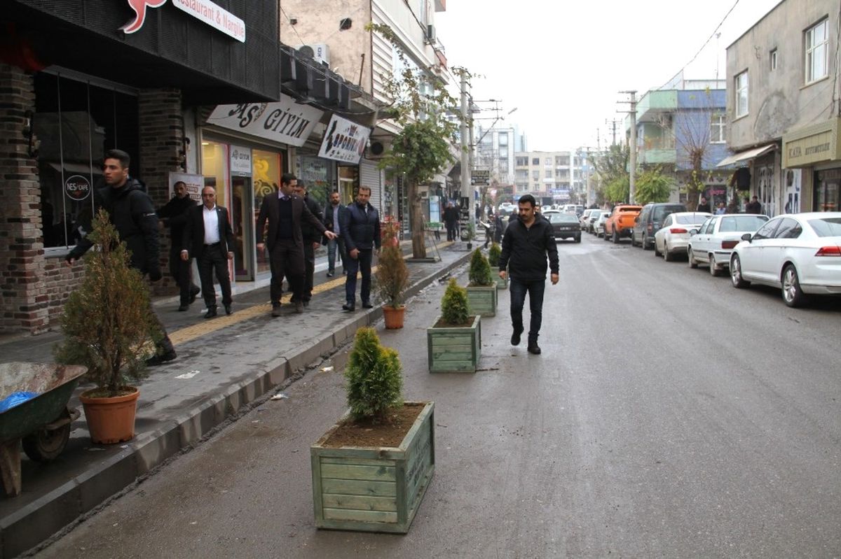 Bismil\'de Esnaf Caddesi\'ne Dekoratif Saksı Yerleştirildi