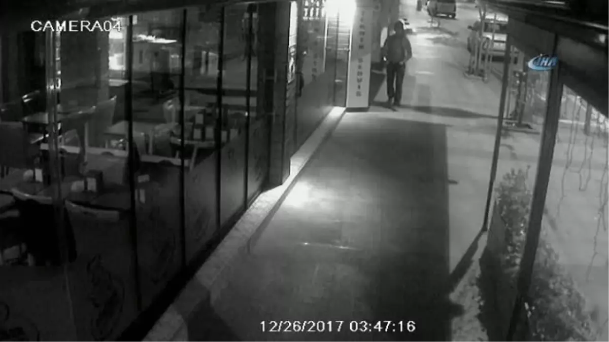 Börekçiye Giren Acemi Hırsız, İş Yeri Sahibini Bile Güldürdü